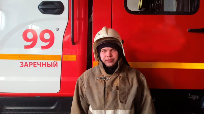 В Екатеринбурге сотрудник МЧС в свободное от работы время при пожаре спас троих человек