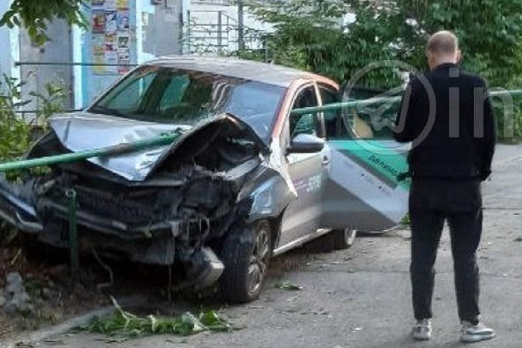 В Екатеринбурге автомобиль каршеринга влетел в ограждение на Амундсена