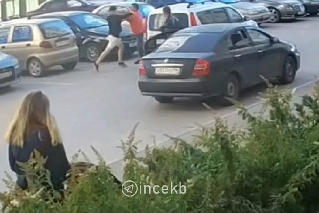 Двое мужчин устроили драку во дворе в Екатеринбурге из-за ДТП