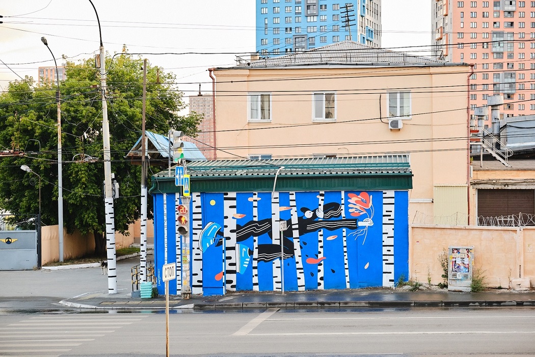 Арт-объект в виде «парня с района» появился на Челюскинцев в Екатеринбурге