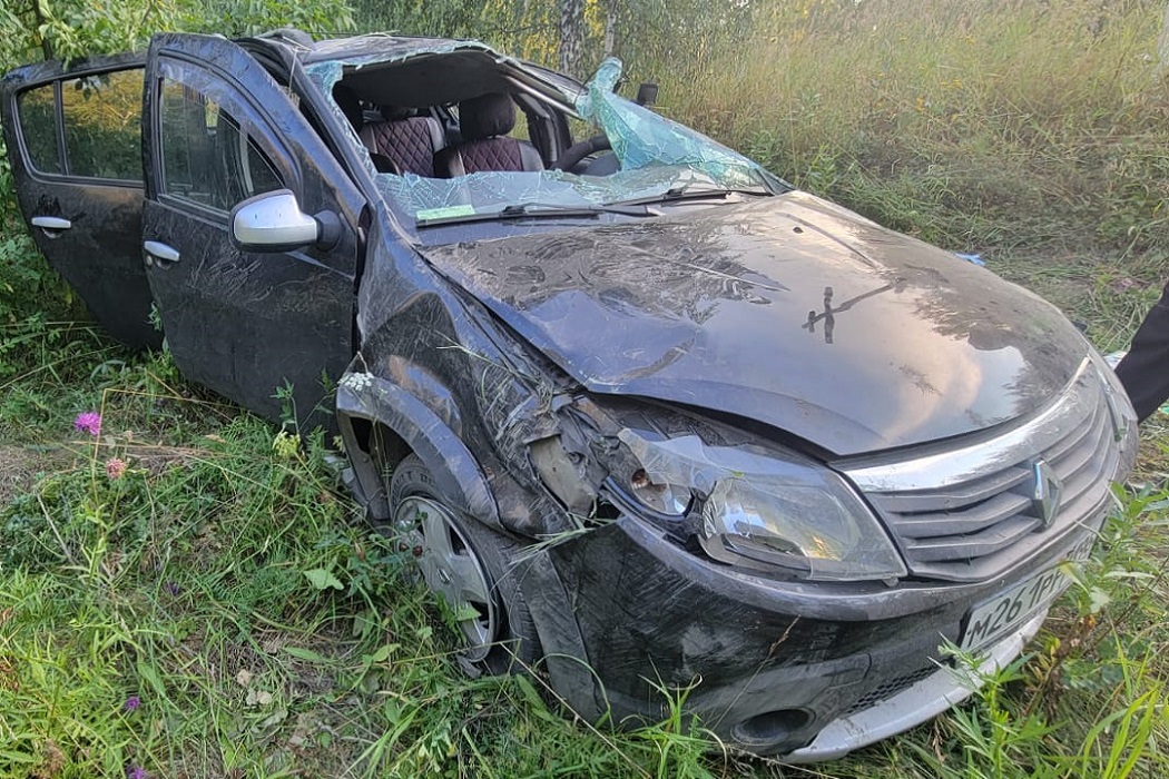 В Екатеринбурге перевернулся автомобиль Renault с женщиной и ребёнком