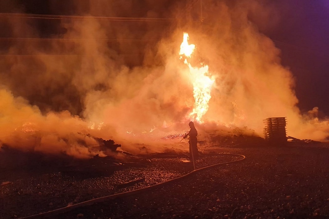 В Екатеринбурге сильный огонь охватил 1050 квадратных метров под ЛЭП