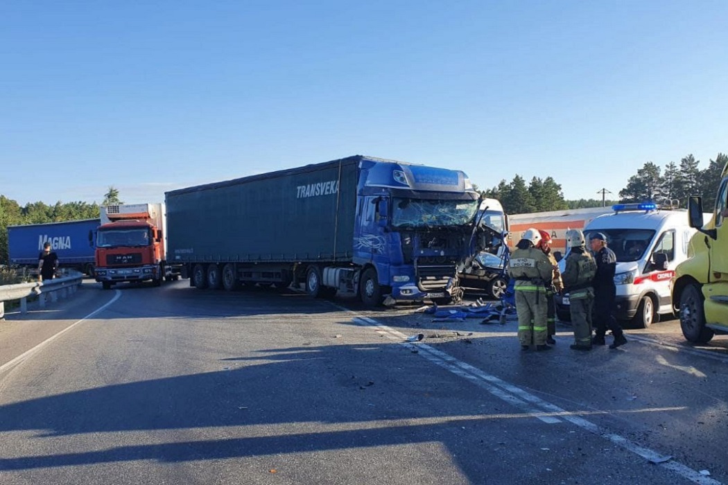 На ЕКАД запущено реверсивное движение из-за столкновения двух грузовиков