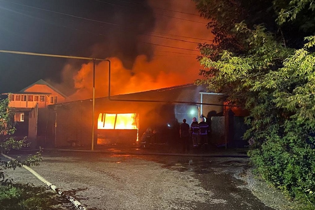 В посёлке под Екатеринбургом сгорел частный дом и два автомобиля