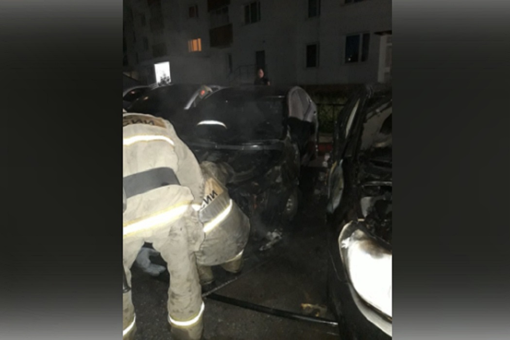 В Екатеринбурге сгорели BMW X5 и ещё две иномарки на Щорса