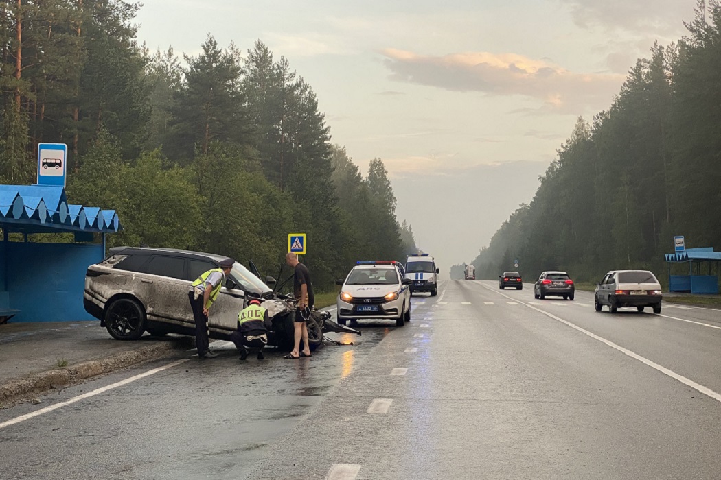 В ДТП с Range Rover под Екатеринбургом погиб 26-летний водитель Mitsubishi