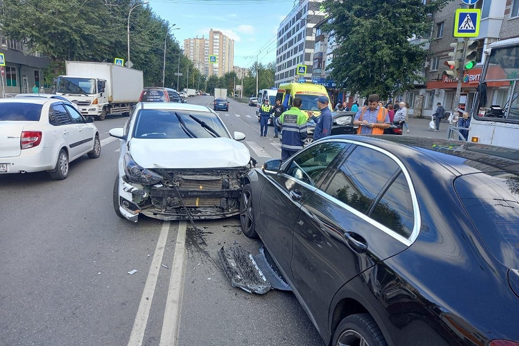 В Екатеринбурге в ДТП на Белинского столкнулись три иномарки