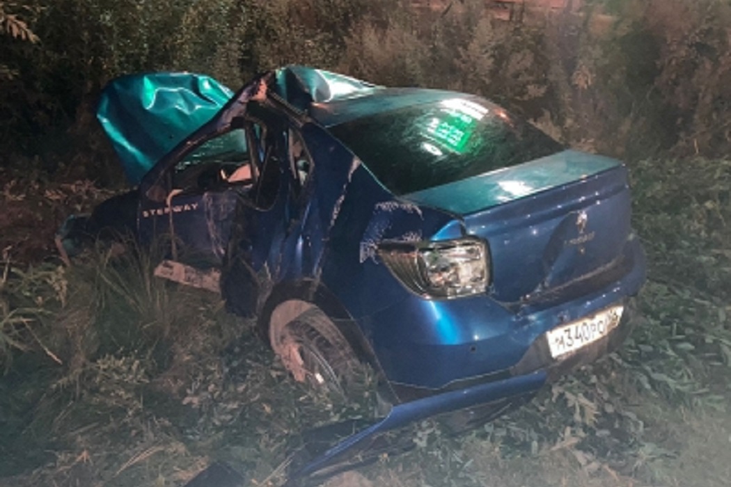На ЕКАД водитель Renault без прав устроил ДТП с тремя пострадавшими