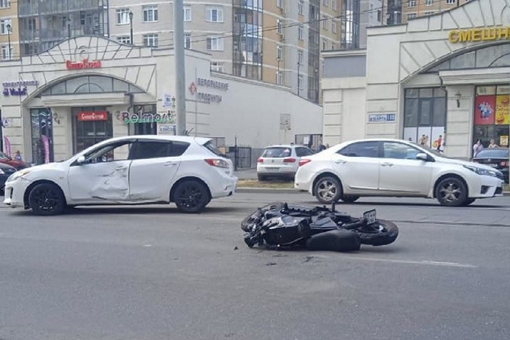В Екатеринбурге водитель Mazda сбил мотоциклиста на улице 8 Марта