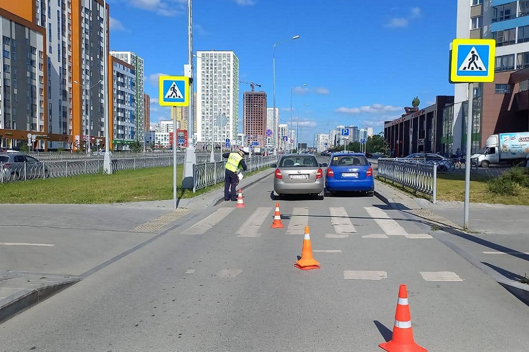 В Екатеринбурге водитель Skoda сбил женщину с девочкой на электровелосипеде