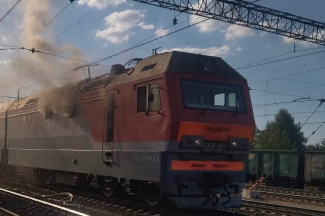 Под Екатеринбургом на станции Путёвка загорелся грузовой поезд