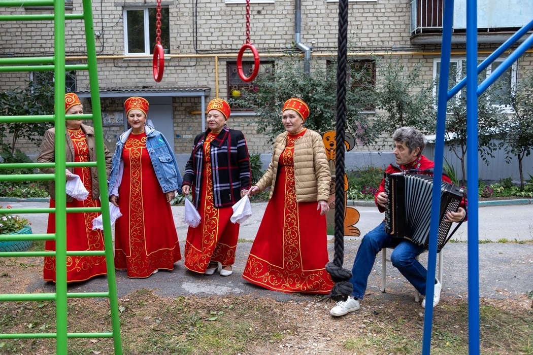 На Уралмаше жители отметили с концертом 55-летие своего дома
