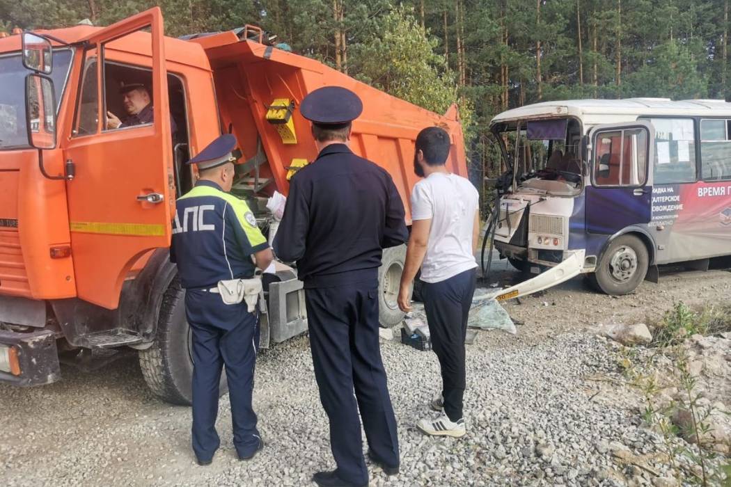 На Урале при столкновении рейсового автобуса и самосвала КАМАЗ пострадали пятеро пассажиров