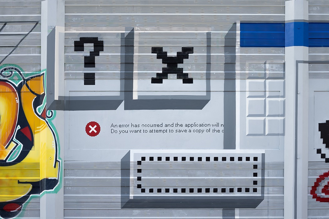 В Екатеринбурге художники превратили огромный забор в интерфейс Windows 95