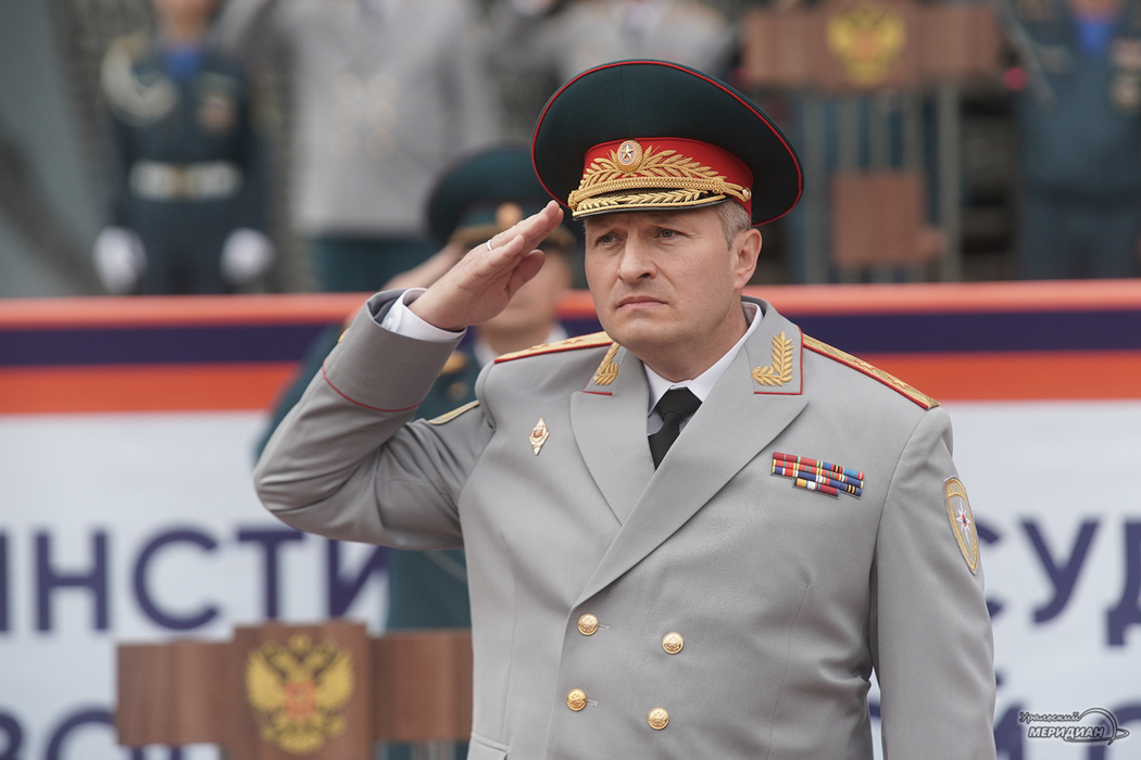 Глава МЧС Александр Куренков принял присягу курсантов в Екатеринбурге