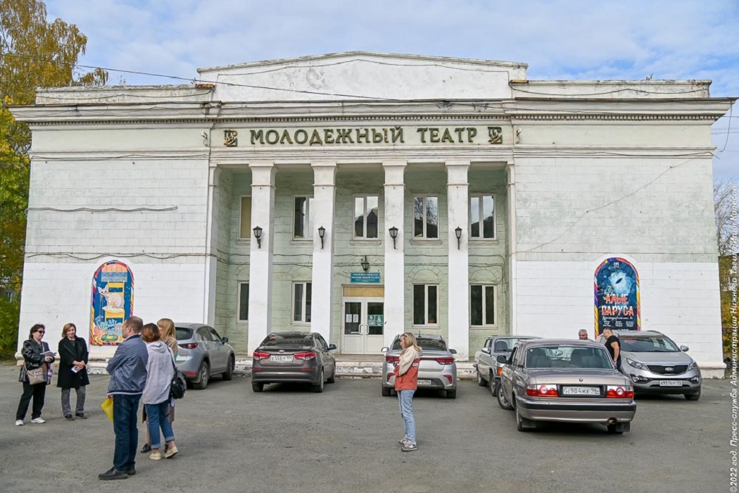 Мэр Нижнего Тагила проверил ход капремонта зданий Молодёжного театра
