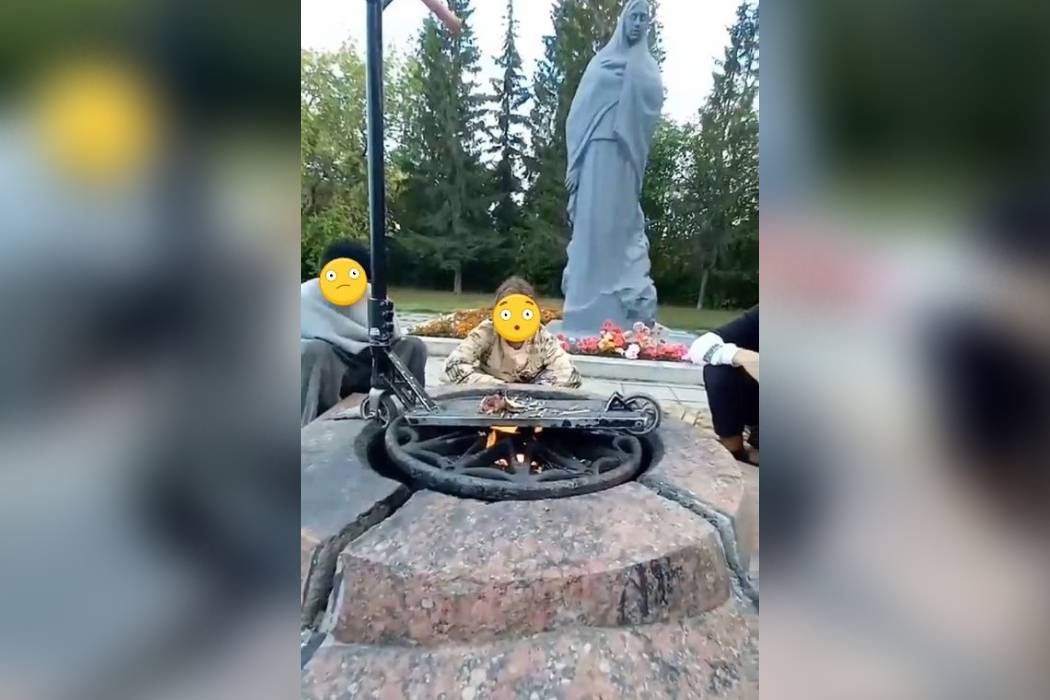 Подростки пожарили картошку на Вечном огне в Каменске-Уральском