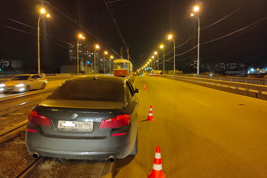 У Малышевского моста в Екатеринбурге столкнулись BMW, Subaru и трамвай 