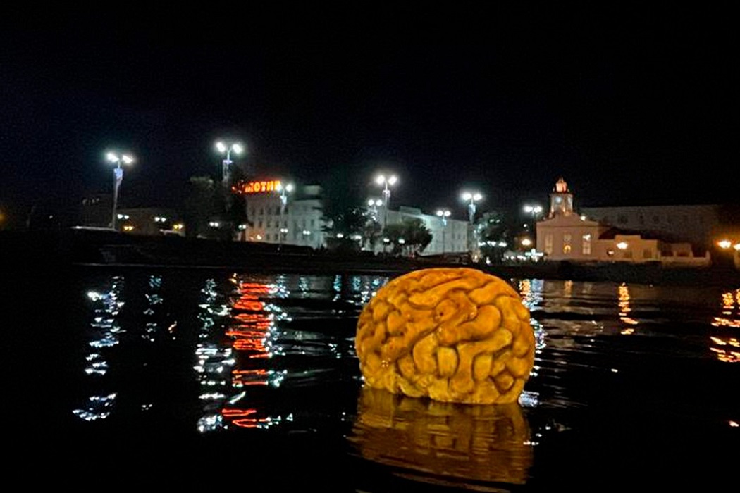 В Екатеринбурге на водную гладь Исети выпустили светящийся «Мозг»