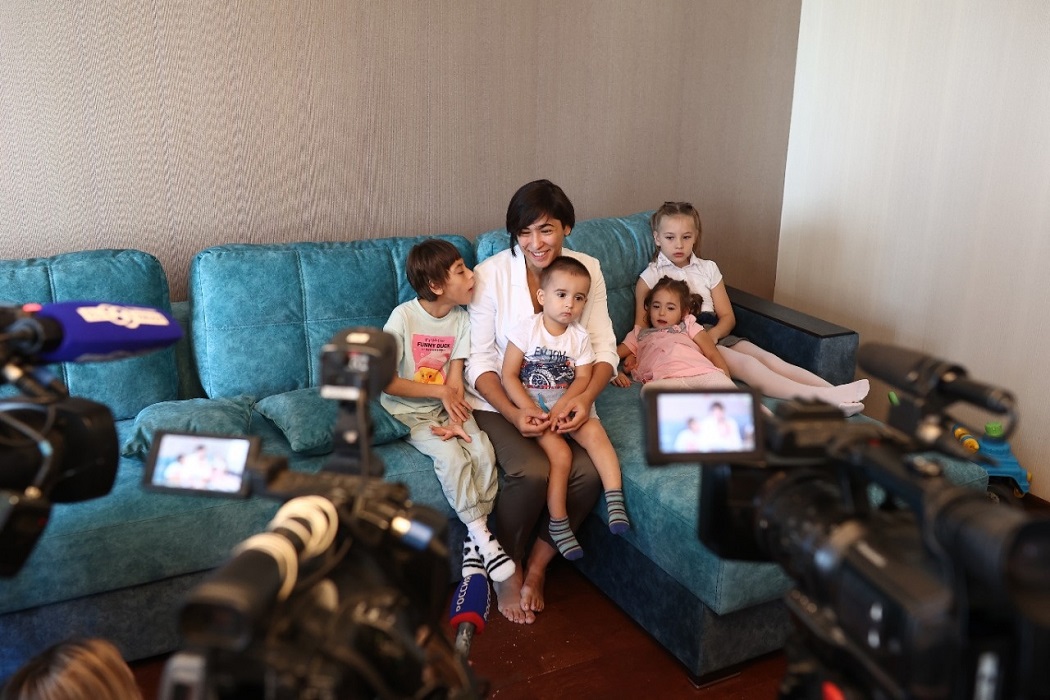 Огромную квартиру в Екатеринбурге подарили учительнице с шестью детьми