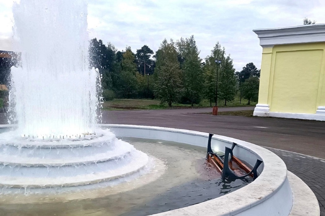 Вандалы бросили скамейку в фонтан в обновлённом Парке металлургов в Нижнем Тагиле