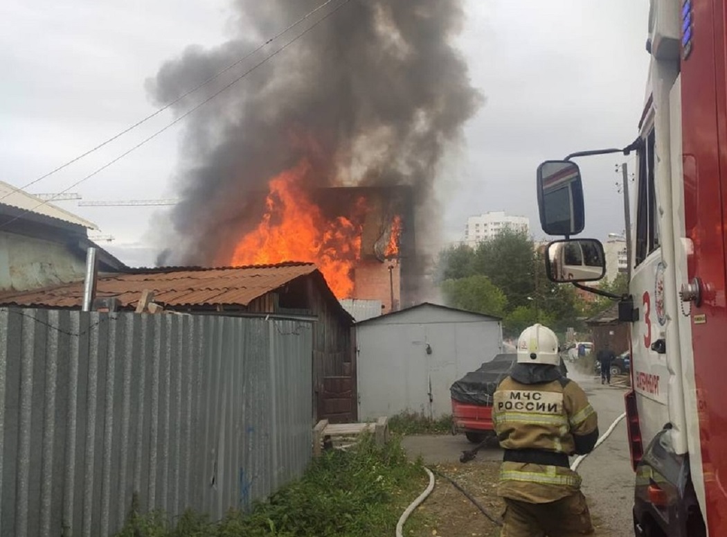 В Екатеринбурге загорелся двухэтажный частный дом на Хасановской