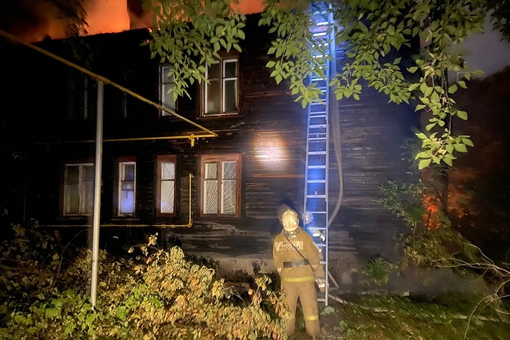 В Екатеринбурге загорелся крупный жилой барак на Автовокзале