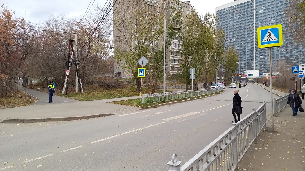 ГИБДД Екатеринбурга разыскивает водителя, сбившего девочку на пешеходном переходе