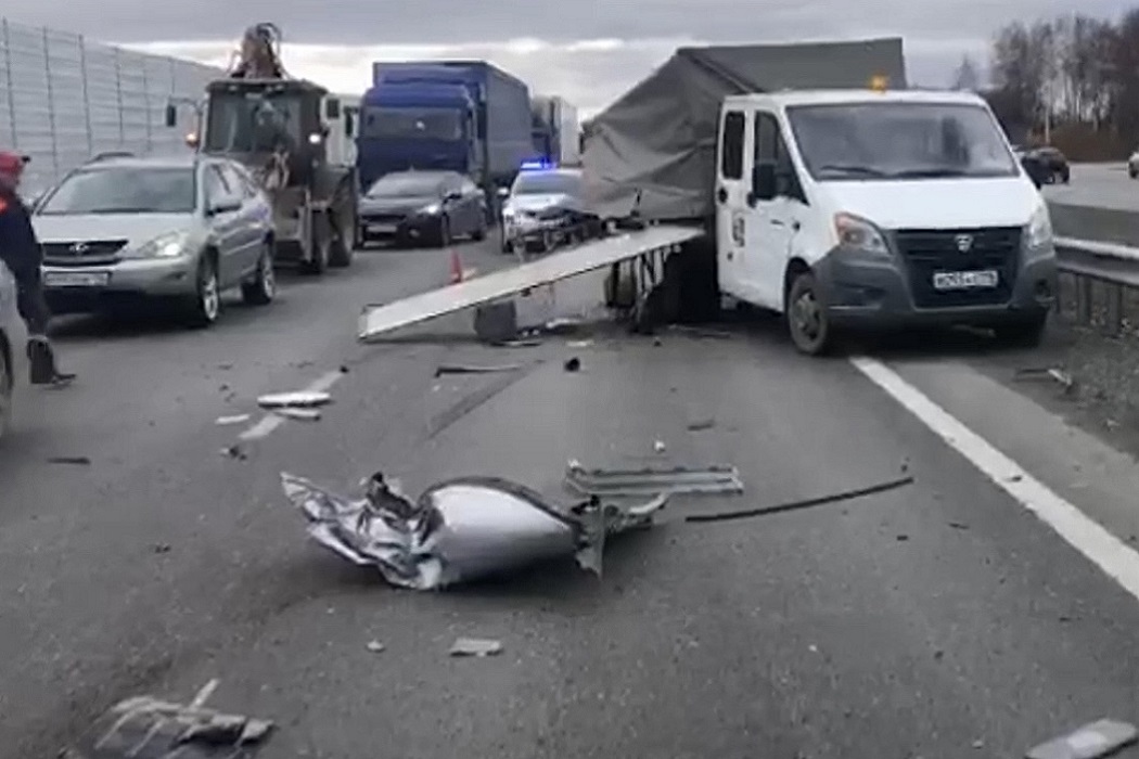 В ДТП на ЕКАД водитель Kia врезался в «Газель» дорожных рабочих и погиб