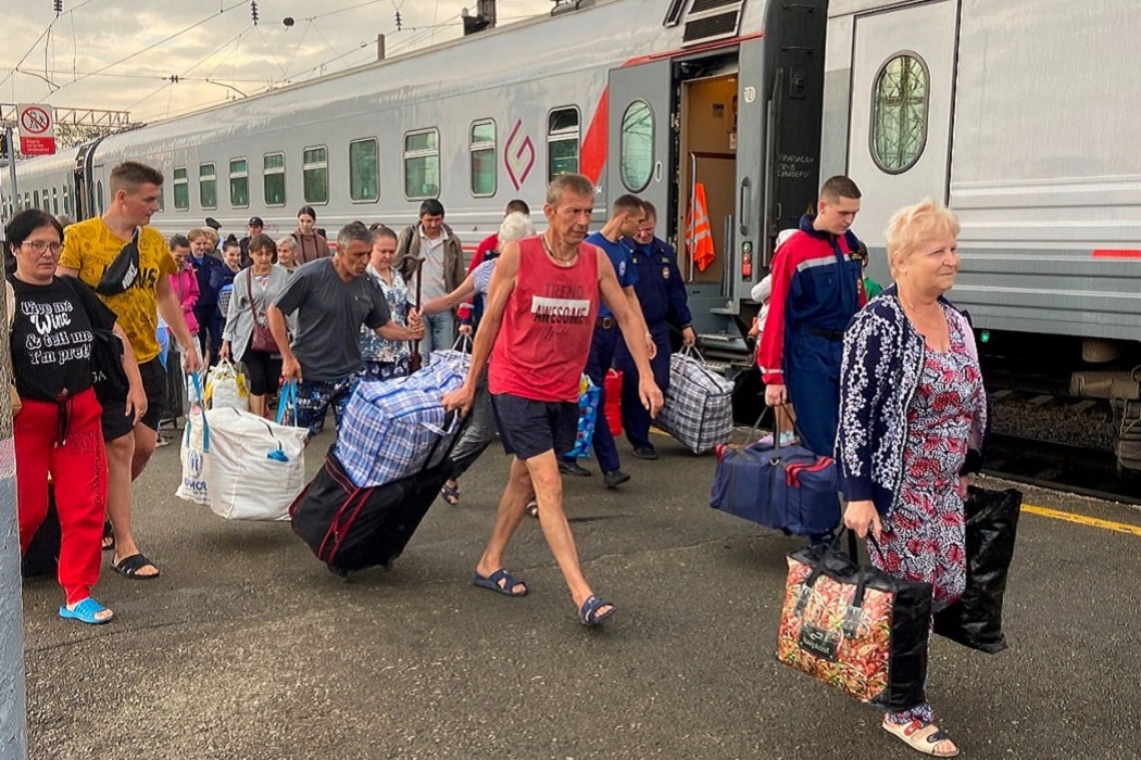 Прибывшие жители Донбасса + ЛНР + ДНР + люди бегут + поезд + граждане + перрон + граждане с вещами