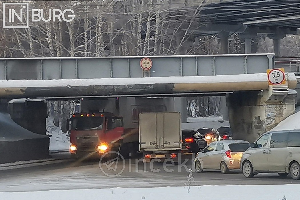 Под мостом на Компрессорном в Екатеринбурге снова застряла фура