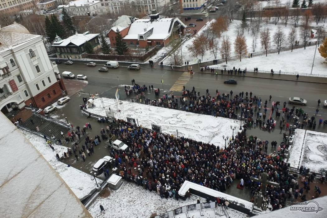 В Екатеринбурге на крестный ход в честь празднования Казанской иконы Божьей Матери вышли 3,5 тысячи человек