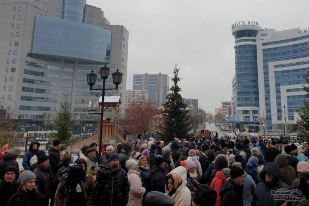 В Екатеринбурге проходит крестный ход от Свято-Троицкого собора до Храма на Крови