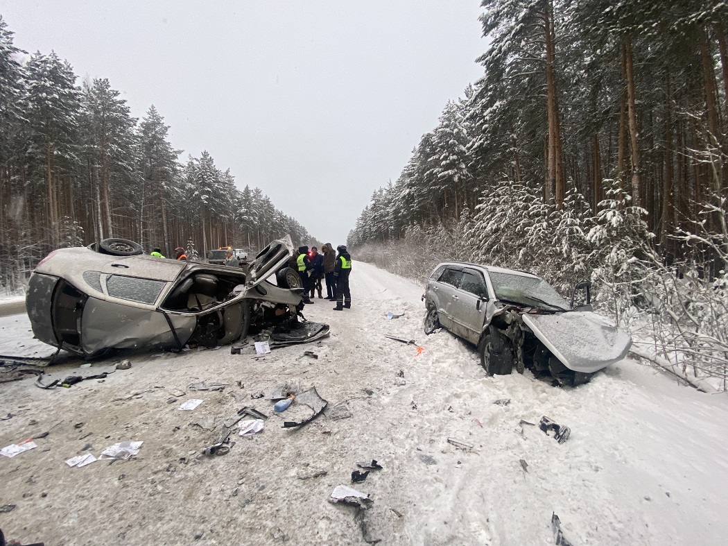 На трассе Екатеринбург-Тюмень погиб один человек в ДТП с тремя автомобилями