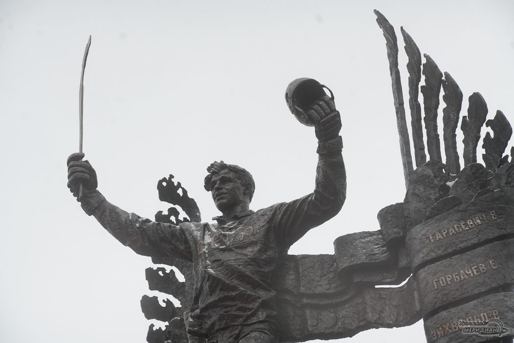 Памятник советскому хоккеисту Николаю Дуракову открыли в Екатеринбурге.