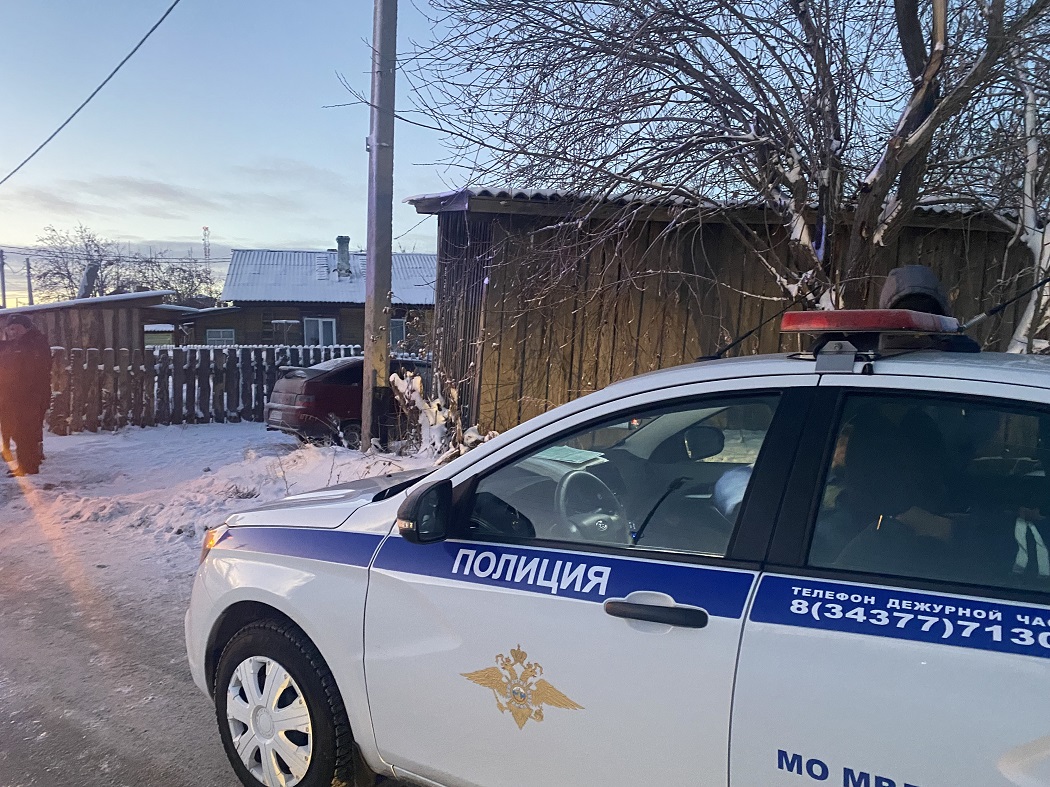 Под Екатеринбургом девушка на снегокате, привязанному к автомобилю, свалилась на дорогу