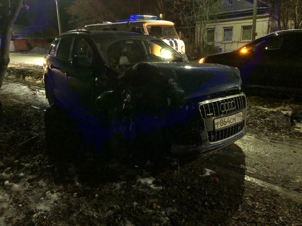 В Арамиле пьяный водитель Audi Q7 въехал в «Ладу» и причинил травмы девушке
