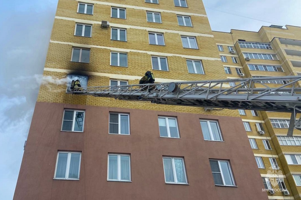 Пожарные спасли 6 человек из горящей 16-этажки на Крауля в Екатеринбурге