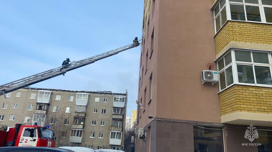 Пожарные спасли 6 человек из горящей 16-этажки на Крауля в Екатеринбурге