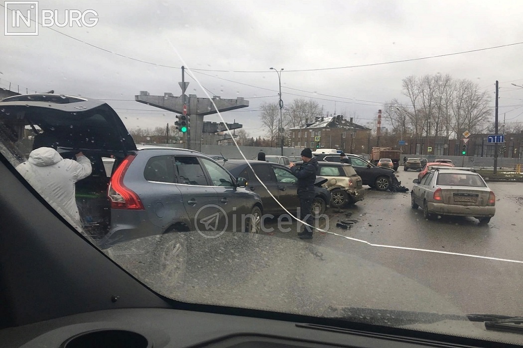 В массовом ДТП у «Калины» в Екатеринбурге столкнулись пять автомобилей