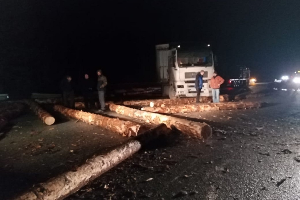 На Серовском тракте водитель ВАЗ наехал в темноте на выпавшие из лесовоза брёвна
