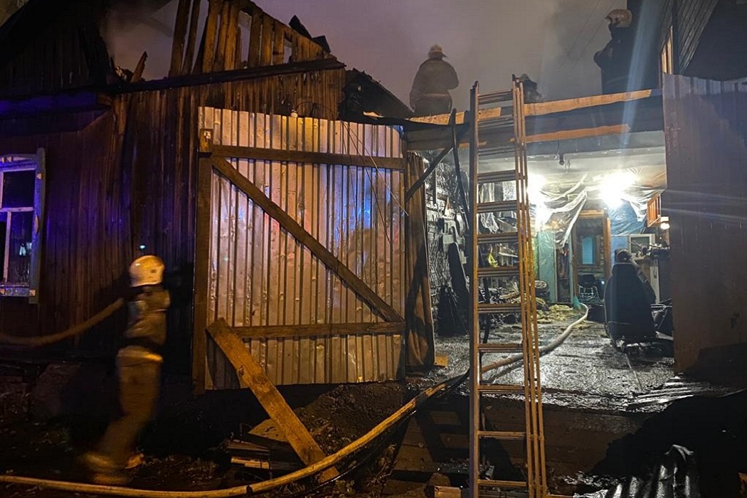 В Екатеринбурге загорелся жилой дом в районе Южного автовокзала