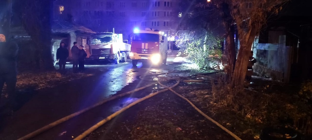 В Екатеринбурге загорелся жилой дом в районе Южного автовокзала