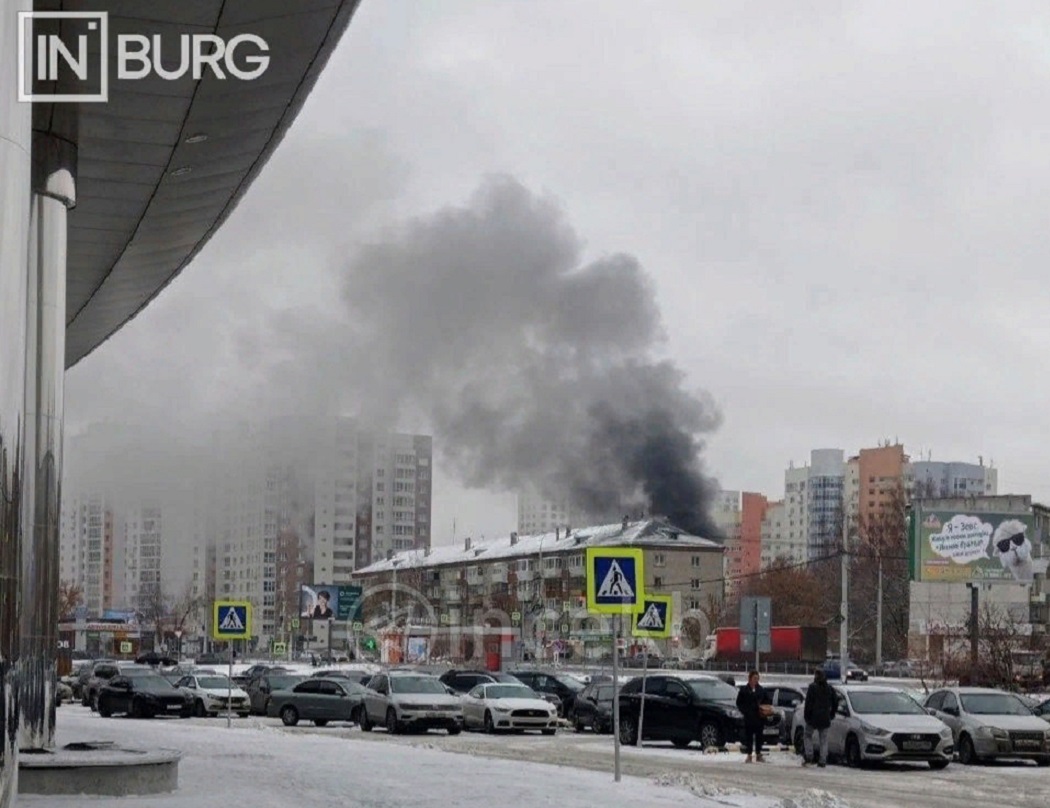 В Екатеринбурге загорелся гараж на улице Щербакова