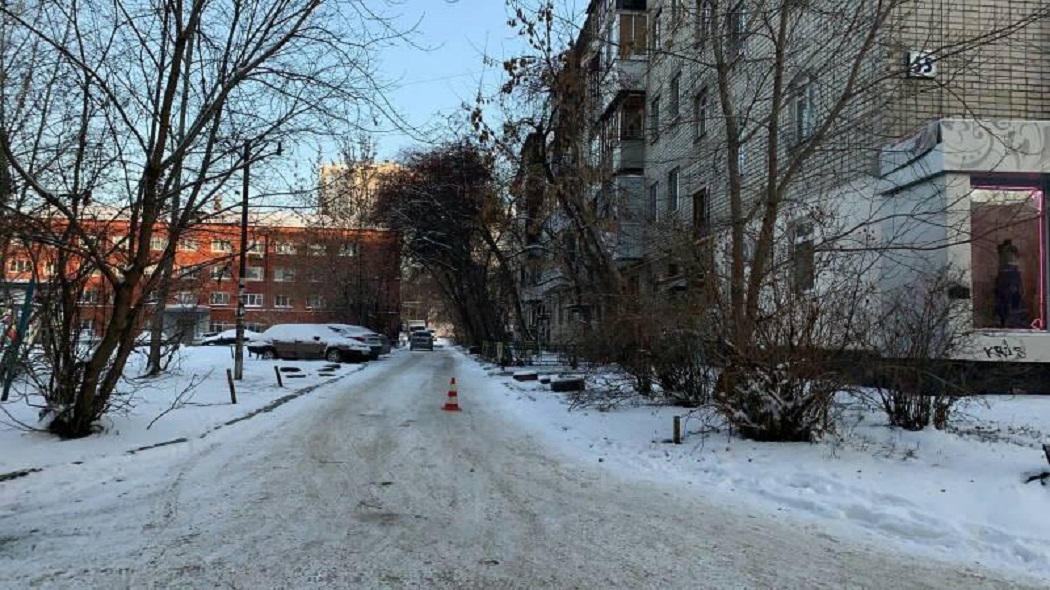 В Екатеринбурге женщина-водитель сбила мужчину во дворе дома и уехала