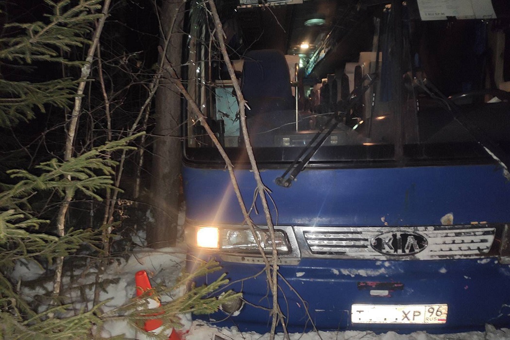 Автобус до Качканара слетел в кювет на трассе возле Нижней Туры