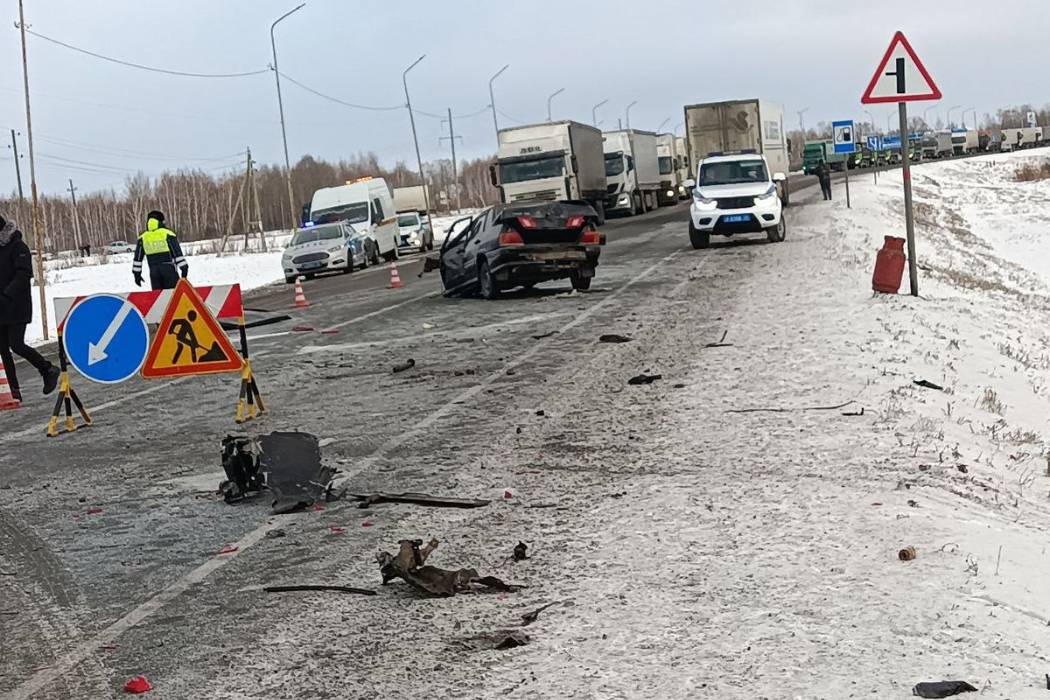 В ДТП с двумя фурами в Тюменской области погиб 74-летний водитель Lada