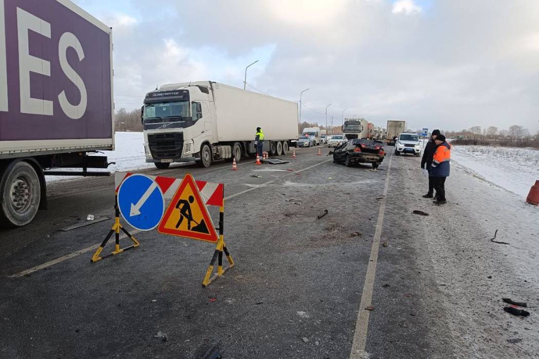 В ДТП с двумя фурами в Тюменской области погиб 74-летний водитель Lada