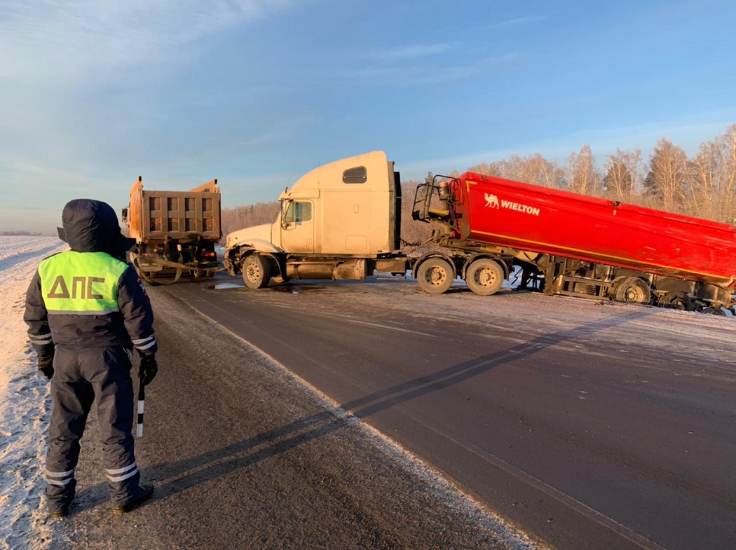 На трассе Екатеринбург-Тюмень погиб один человек в ДТП с тремя грузовиками