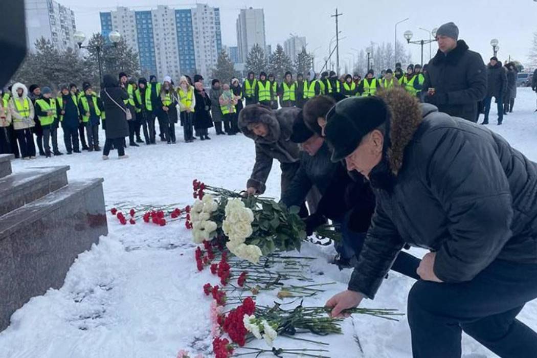 Цветы к мемориалу почтить память. Взрыв газа в Нижневартовске 4 декабря. Страшная трагедия в Нижневартовске. День траура Луганск. Завтра объявлен траур